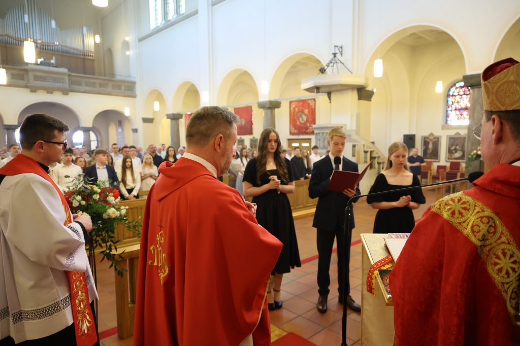Bierzmowanie młodzieży polonijnej w Dortmundzie